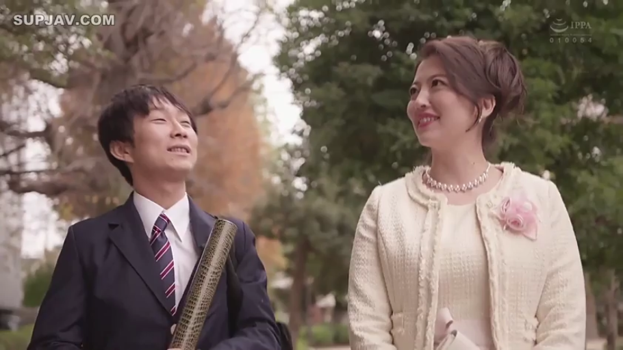 交谈 · 站立 · 中景 · 微笑 · 户外 · 熟女 · 正裝 · 毕业证筒