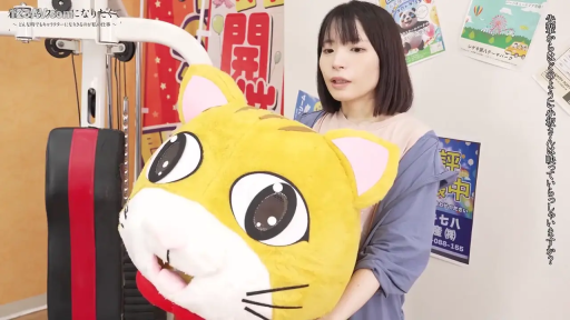 房间 · 站姿 · 中景 · 自然 · 休闲服 · 亚洲女性 · 人偶头套 · 抱着人偶头套