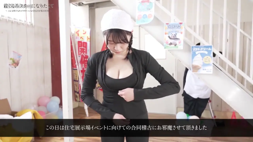 专注 · 站立 · 楼梯间 · 上半身特写 · 海报 · 乳沟 · 整理衣服 · 黑色紧身运动装