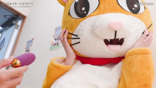 室内 · 头部特写 · 按摩器 · 呆萌 · 视频字幕 · 托腮姿势 · 互动挑逗 · 动物人偶服