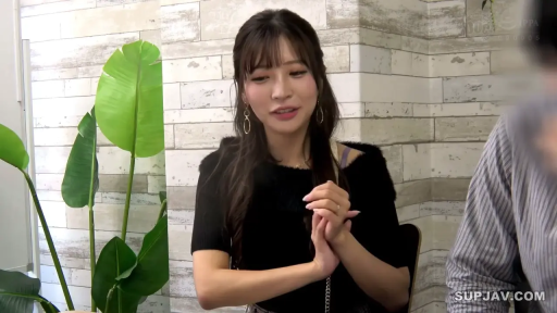 室内 · 坐姿 · 交谈 · 盆栽 · 微笑 · 半身 · 日本AV · 黑色露肩上衣