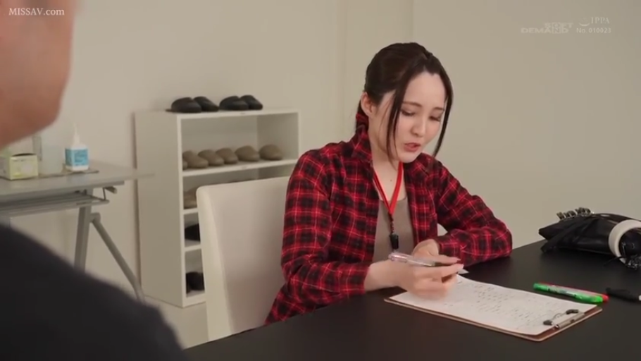 坐姿 · 专注 · 办公室 · 中景 · 写字板 · 写字 · 职员 · 红色格纹衬衫