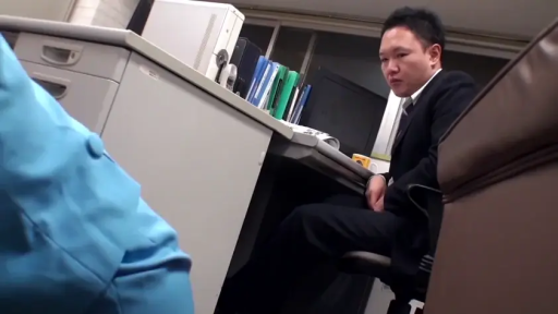 坐姿 · 严肃 · 办公室 · 文件 · 西装 · 人物半身 · 视线交流