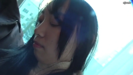 室内 · 坐姿 · 脸部特写 · 高领毛衣 · 凝视 · 平淡 · 长发