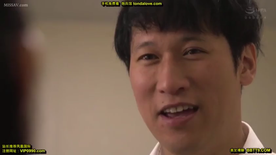 室內 · 交谈 · 微笑 · 白色襯衫 · 面部特寫 · 正面站立 · 中年男性