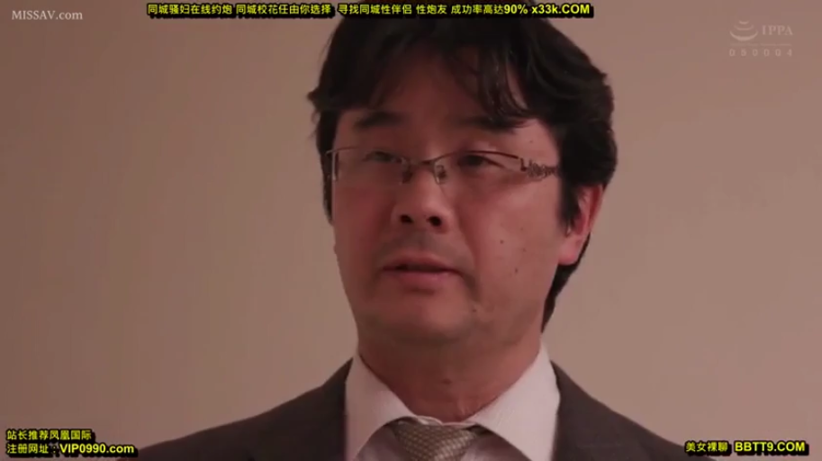 室内 · 严肃 · 眼镜 · 面部特写 · 正坐 · 谈话 · 西装 · 中年男性