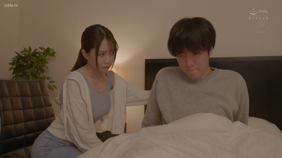 室内 · 坐姿 · 忧郁 · 卧室 · 中景 · 盆栽 · 家居服 · 安抚