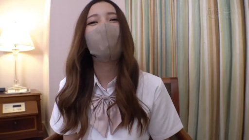 室内 · 坐姿 · 脸部 · 微笑 · 面对镜头 · JK制服 · 口罩 · 长卷发