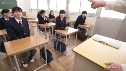 坐姿 · 校服 · 教室 · 平静 · 课桌 · 远景 · 校园 · 听讲