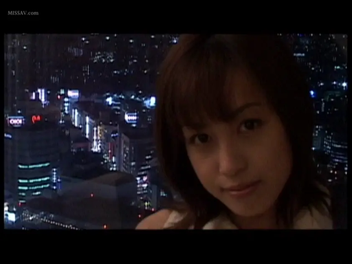 面部特写 · 注视 · 城市夜景 · 长发 · 温柔微笑 · 高层窗边 · 白色便服 · 微侧身