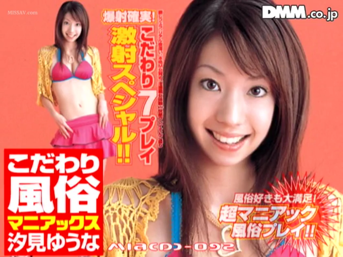 室内 · 坐姿 · 微笑 · 半身特写 · 说话 · 无袖衫 · 采访场景