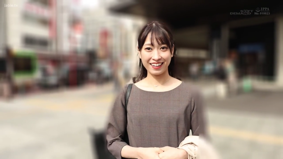 站立 · 微笑 · 街道 · 注视镜头 · 正面半身 · 单肩包 · 街拍 · 灰色格子连衣裙