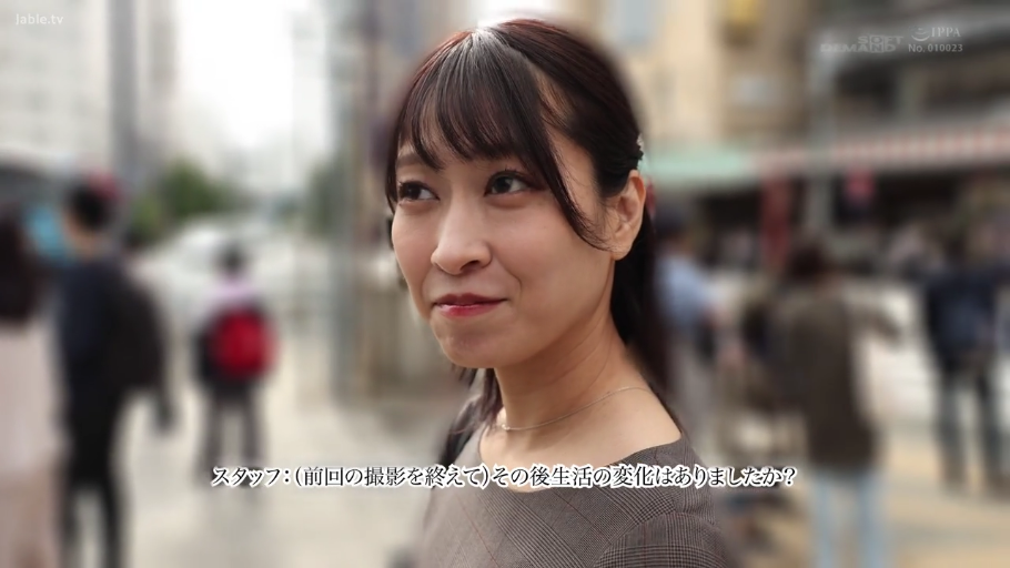 站立 · 微笑 · 项链 · 灰色上衣 · 日常 · 户外街道 · 自我介绍 · 头像特写