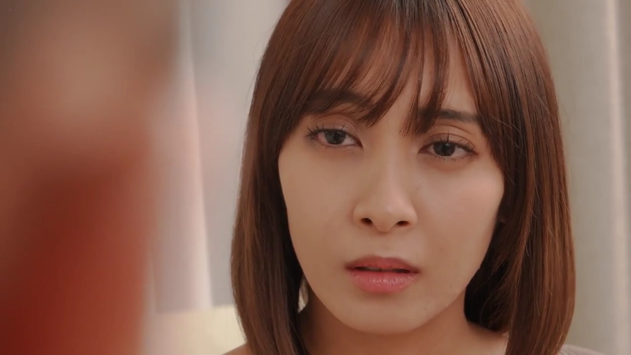 室内 · 是 · 背景虚化 · 日常居家服 · 低头注视 · 神情凝望 · 忧郁悲伤