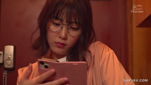 室内 · 坐姿 · 严肃 · 面部 · 眼镜 · 手机 · 玩手机 · 粉色连帽衫