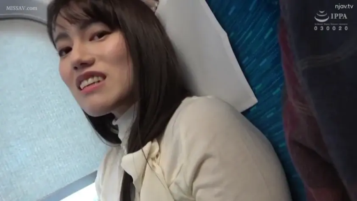 坐姿 · 臉部特寫 · 自然 · 电车车厢 · 注视镜头 · 长发 · 白色高领针织衫