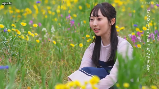 坐姿 · 面部 · 微笑 · 清纯 · 休闲服 · 开朗 · 花卉 · 花田