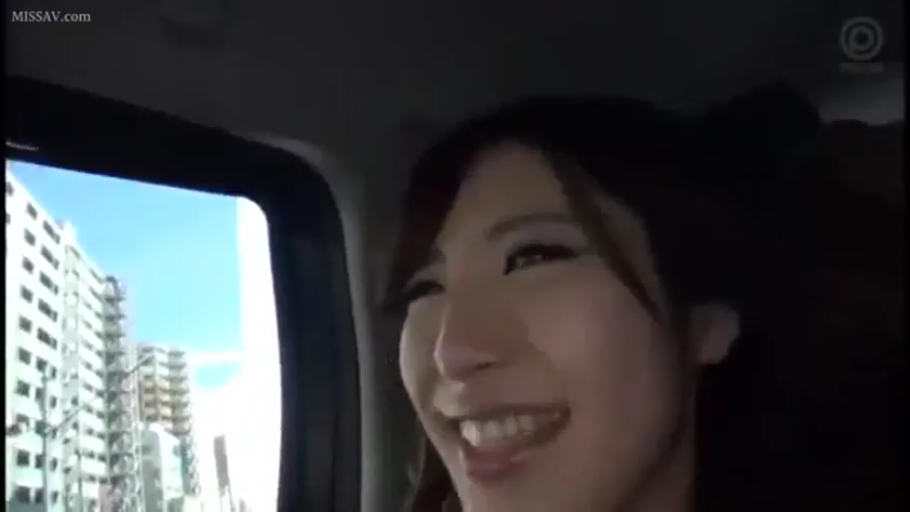 胸部 · 马赛克 · 客厅 · 跪姿 · 家具 · 吊带衫 · 手交行为 · 微笑表情