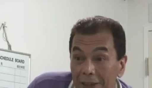 独白 · 微笑 · 办公室内 · 头部特写 · 紫色针织衫 · 日程表 · 侧站姿 · 男性演员