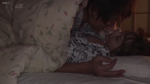 接吻 · 被褥 · 暗光 · 和式房间 · 花纹浴衣 · 接吻特写 · 闭眼陶醉 · 侧卧相拥