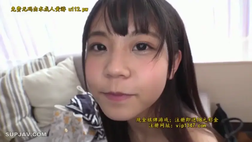 室内 · 脸部 · 微笑 · 靠垫 · 特写 · 凝视 · 常服 · 正面