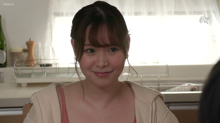 顔部のクローズアップ · 微笑 · 居家 · 注視 · キッチン · 连帽衫 · 正面对坐 · 餐具架