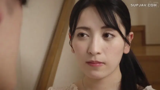 室内 · 顔のクローズアップ · 淡い色のトップス