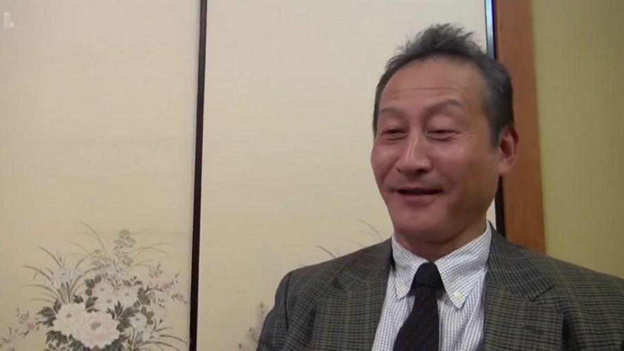 室内 · 坐姿 · 微笑 · 谈话 · 西装 · 头部特写 · 熟男