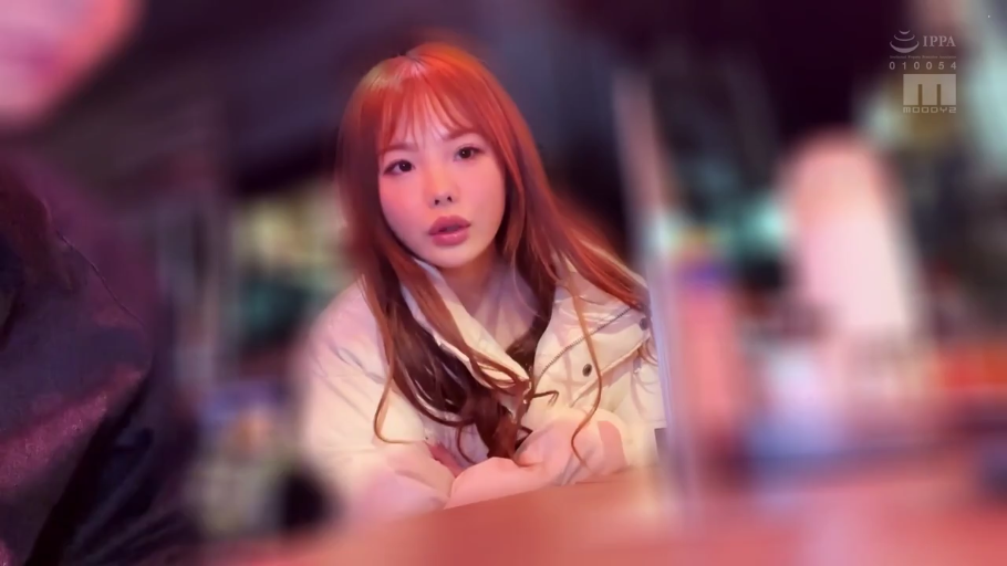 室内 · 坐姿 · 注视 · 上半身 · 白色外套 · 棕发 · 迷茫