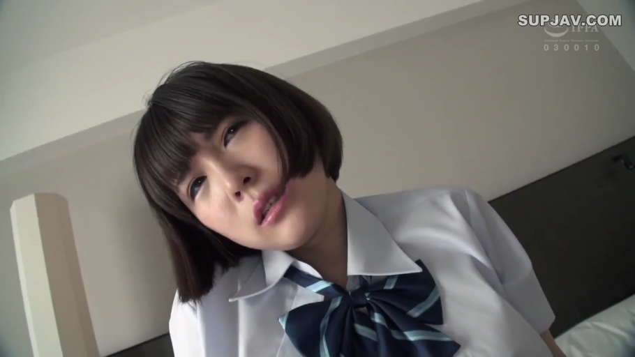 室内 · 全裸 · 胸部特写 · 侧卧 · 黄色沙发 · 开心 · 嬉笑