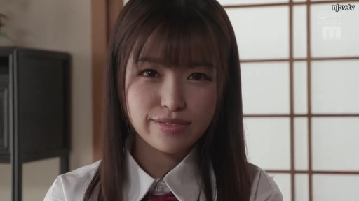 校服 · 脸部特写 · 和室 · 微笑 · 注视 · 长发 · 正面