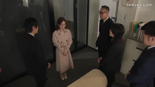 会話 · メガネ · 办公室 · 站立 · 全景 · 微笑 · ビジネススーツ · 职场