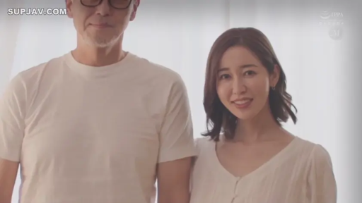 眼鏡 · 站姿 · 微笑 · 半身 · 合影 · 男女双人 · 室内窗前 · 白色日常装