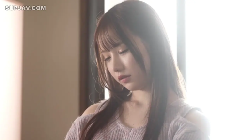 室内 · 低头 · 露肩针织衫 · 头部特写