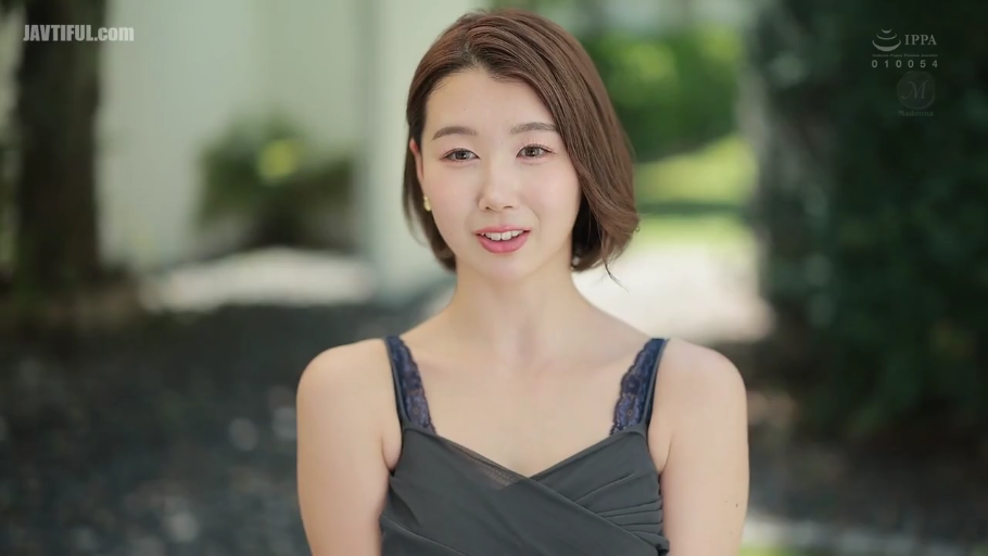 微笑 · 面部特寫 · 谈话 · 户外 · 短发 · 吊帶背心 · 正面