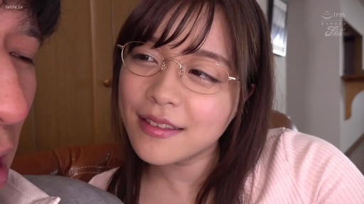 室内 · 眼镜 · 脸部特写 · 微笑 · 对视 · 高清 · 粉色针织衫 · 依偎