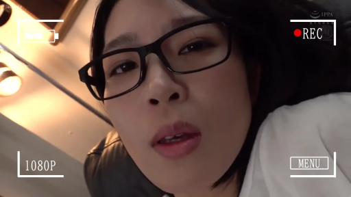 室内 · メガネ · 自然 · 白い上着 · 注视镜头 · 俯视 · 顔の極端なクローズアップ · RECインターフェース