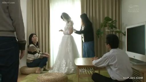 站姿 · 全景 · 客廳 · 电视 · 白色婚纱 · 剧情类 · 喜悦 · 试穿婚纱