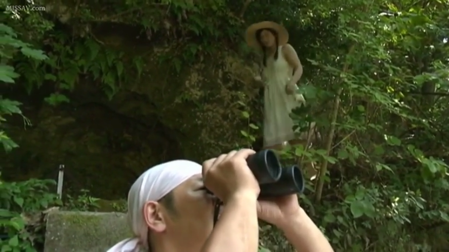 站立 · 白色连衣裙 · 手部特写 · 森林