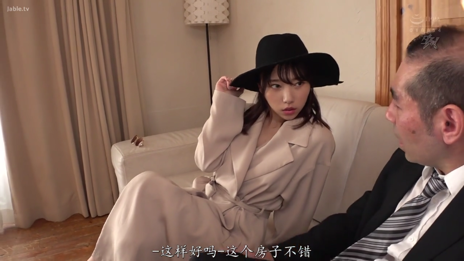 室内 · 坐姿 · 交谈 · 中景 · 中文字幕 · 宽檐帽 · 冷淡 · 帽子