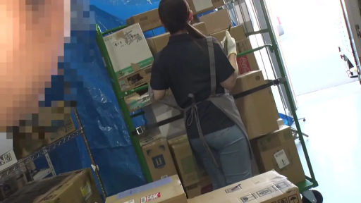 弯腰 · 手推车 · 围裙 · 货架旁 · 亚洲人 · 背影 · 搬运货物