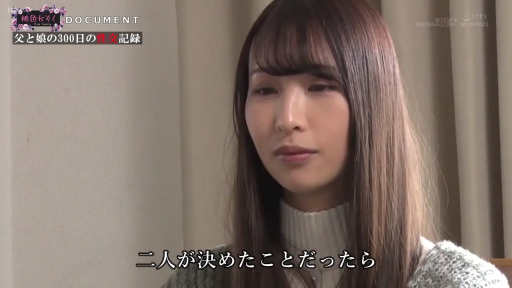 室内 · 坐姿 · 脸部特写 · 交谈行为 · 白色高领毛衣 · 平静表情 · 纪录片风格