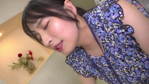 Indoor · Bend over · Close-up of the face · 碎花无袖衫