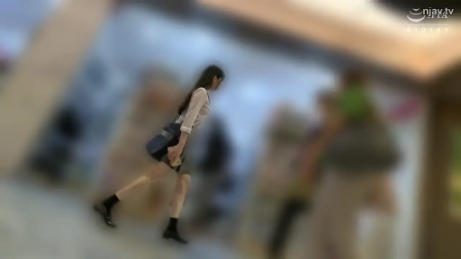 全身 · 行走 · ぼかし · 歩く · 室内廊下 · ショルダーバッグ · 中性 · シャツ ミニスカート