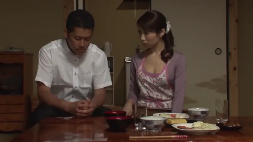 严肃 · 餐厅 · 对坐 · 用餐 · 餐具 · 围裙