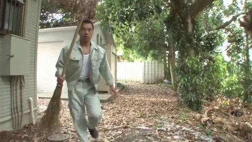 严肃 · 室外 · 工作服 · 扫帚 · 走动 · 庭院 · 拿扫帚