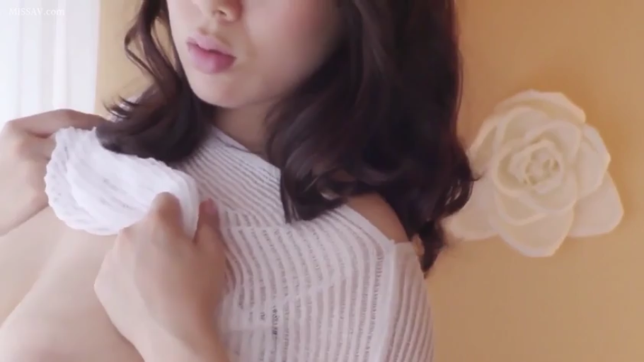 室内 · 脸部特写 · 站立 · 嘟嘴 · 拉扯衣服 · 成年女性 · 白色半透明针织衫 · 墙壁装饰花