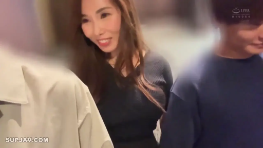 电车 · 面部 · 站立 · 站立 · 微笑 · 电车痴汉 · 深色毛衣