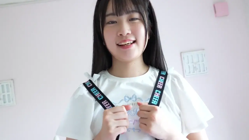 胸部 · 站姿 · 楼梯 · 扶手 · 休闲装 · 亲吻 · 露点 · 动情