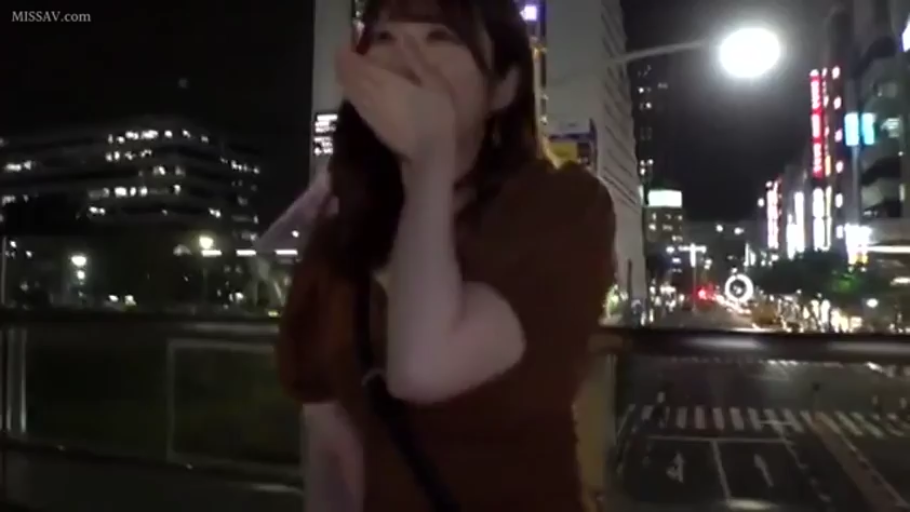 坐姿 · 微笑 · 客厅 · 半身特写 · 绿植 · 喜悦 · 条纹小背心